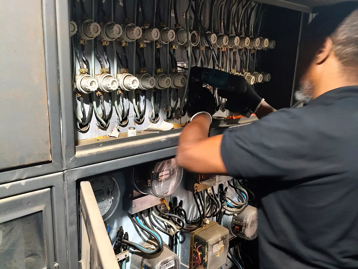 Manutenção elétrica em centro de medição de energia de prédio residencial