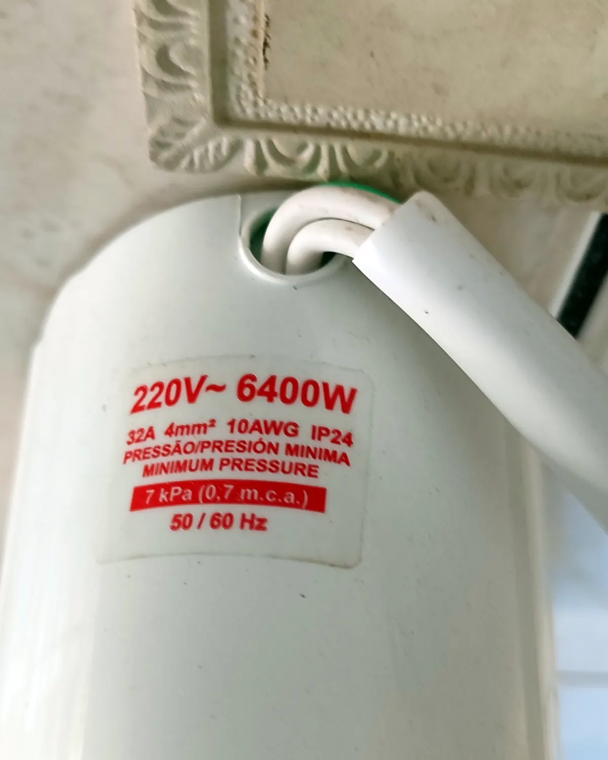 Etiqueta de chuveiro 220 V e 6400 W, potência que define o fio e o disjuntor