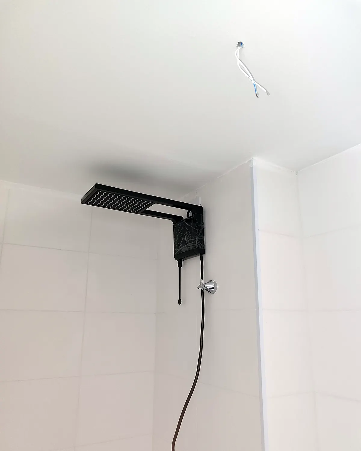 Chuveiro elétrico de teto instalado em banheiro