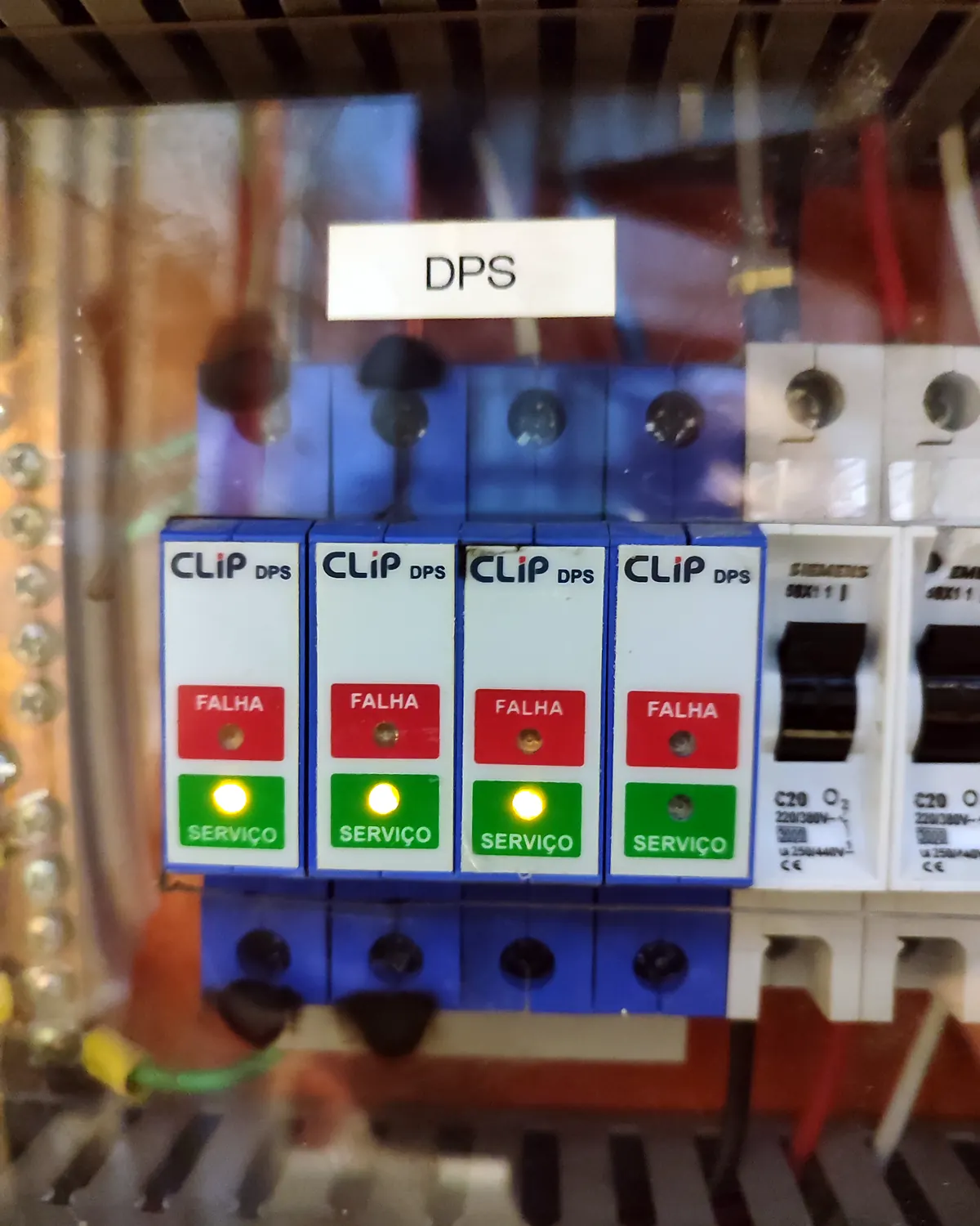 DPS instalados em quadro comercial, com indicadores de estado