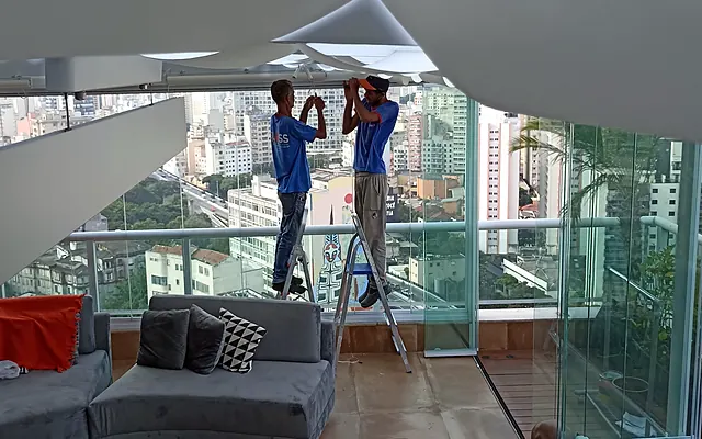 Instalação elétrica na Zona Norte de SP — Instalação elétrica em apartamento, com eletricistas trabalhando no forro