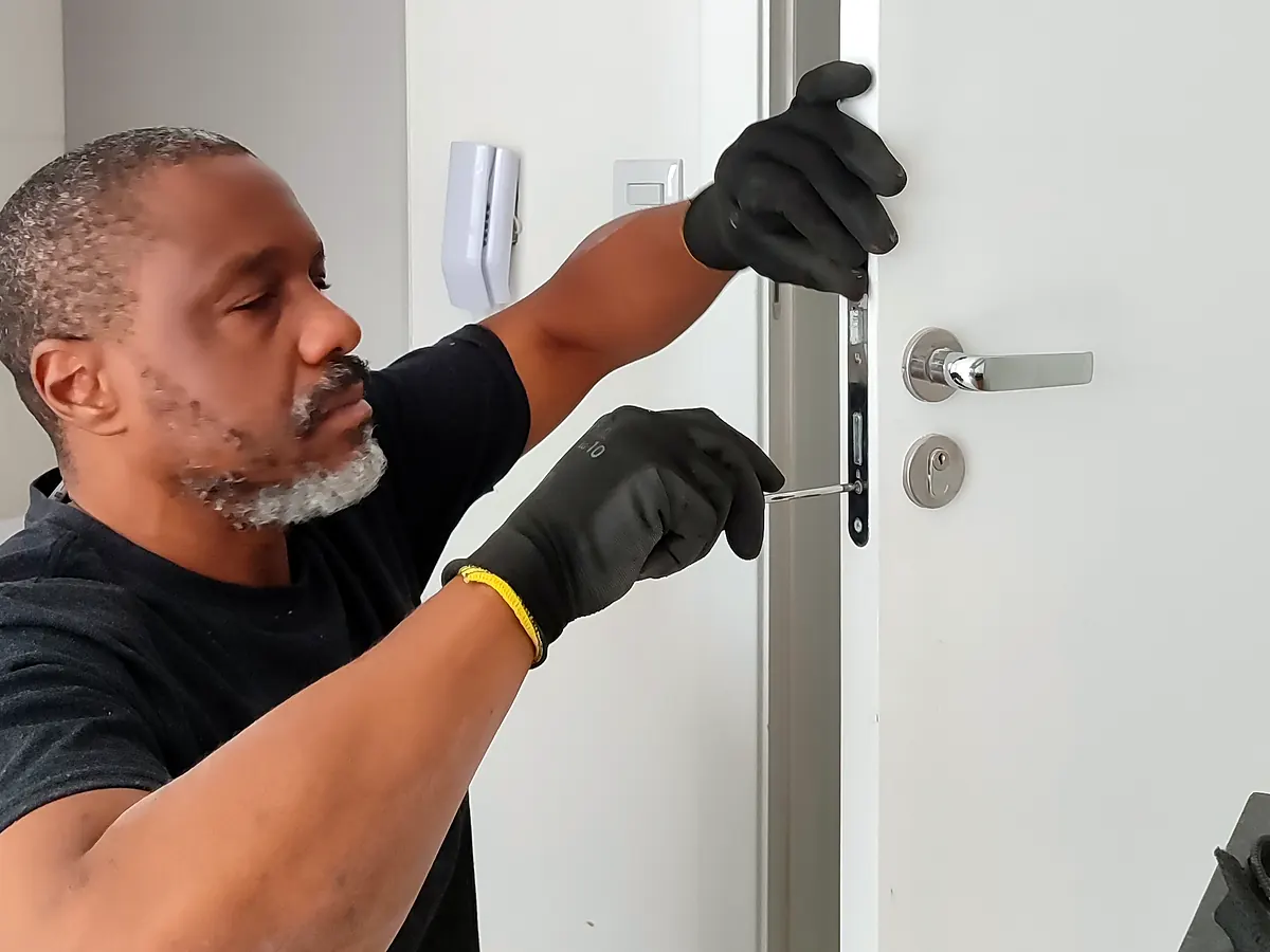 Ronaldo Américo em serviço de manutenção residencial, usando luvas de proteção