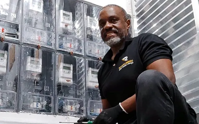 Condomínios e prédios na Zona Norte de SP — Ronaldo Américo em centro de medição de energia de condomínio