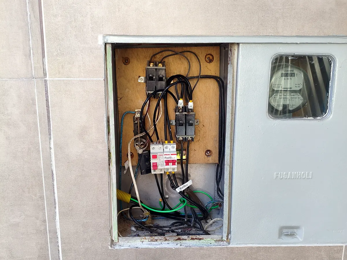 Padrão de entrada de energia com caixa de medição e disjuntor geral embutidos no muro