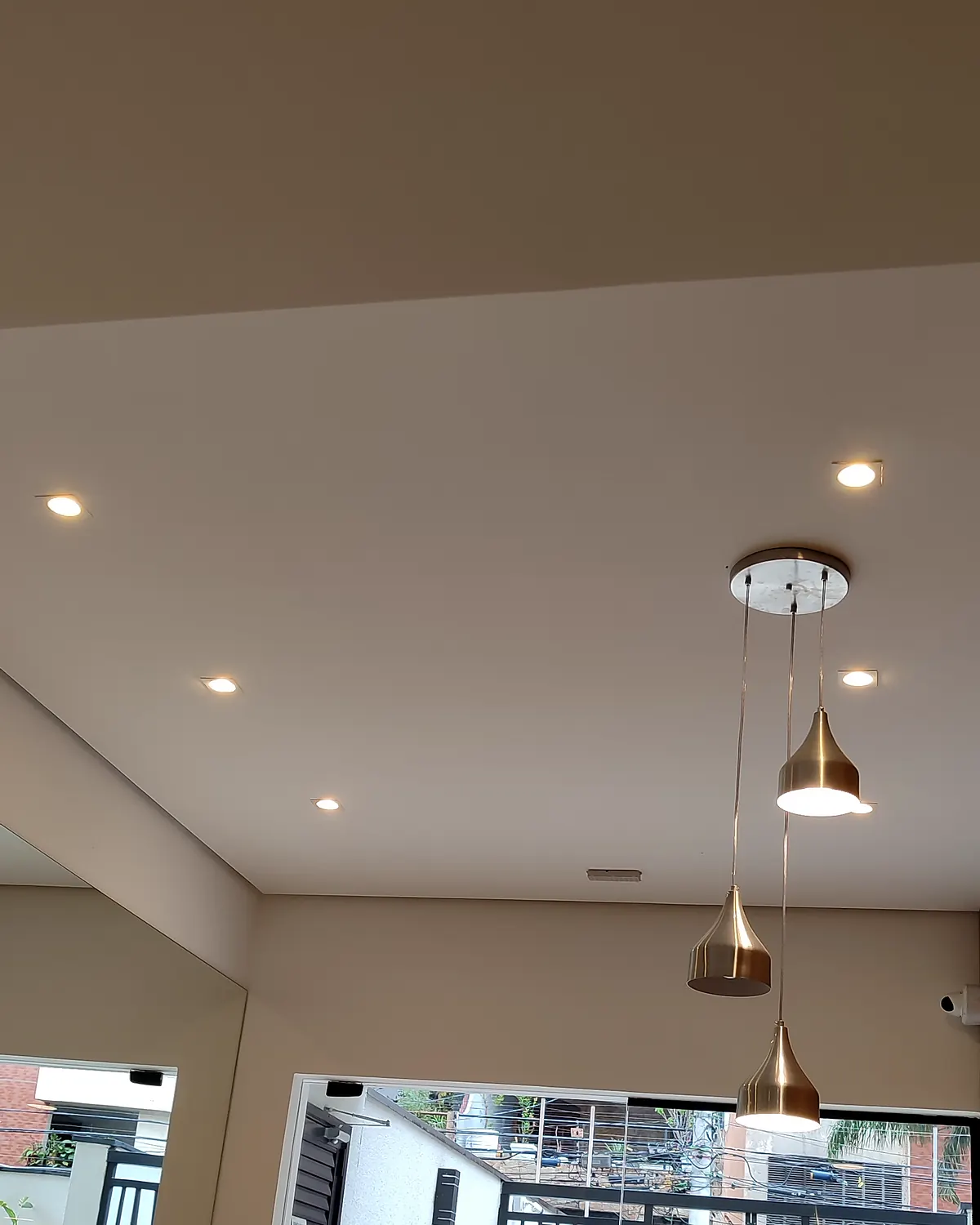 Luminárias pendentes instaladas em sala de estar