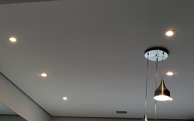 Tomadas e iluminação na Zona Norte de SP — Luminárias pendentes instaladas em sala de estar