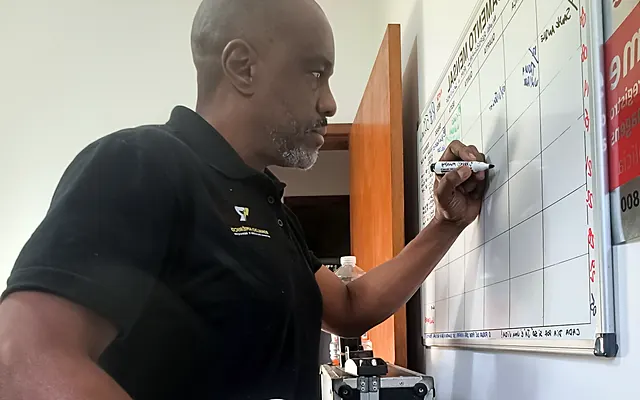 Laudo e inspeção elétrica na Zona Norte de SP — Ronaldo Américo planejando serviço elétrico no quadro branco, com capacete de segurança