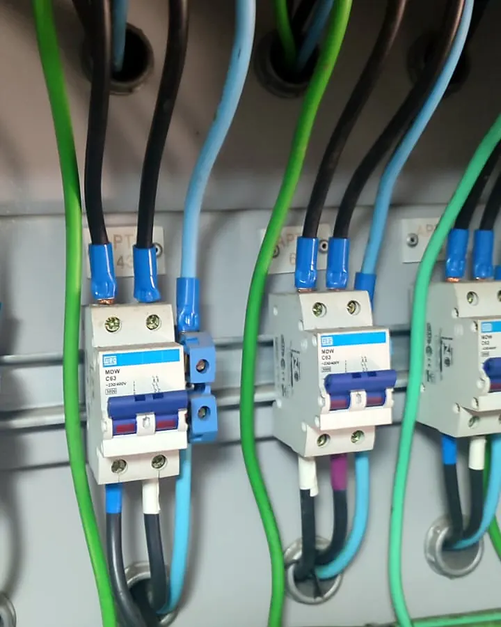 Disjuntores com condutores de proteção (fio terra) verdes identificados no quadro