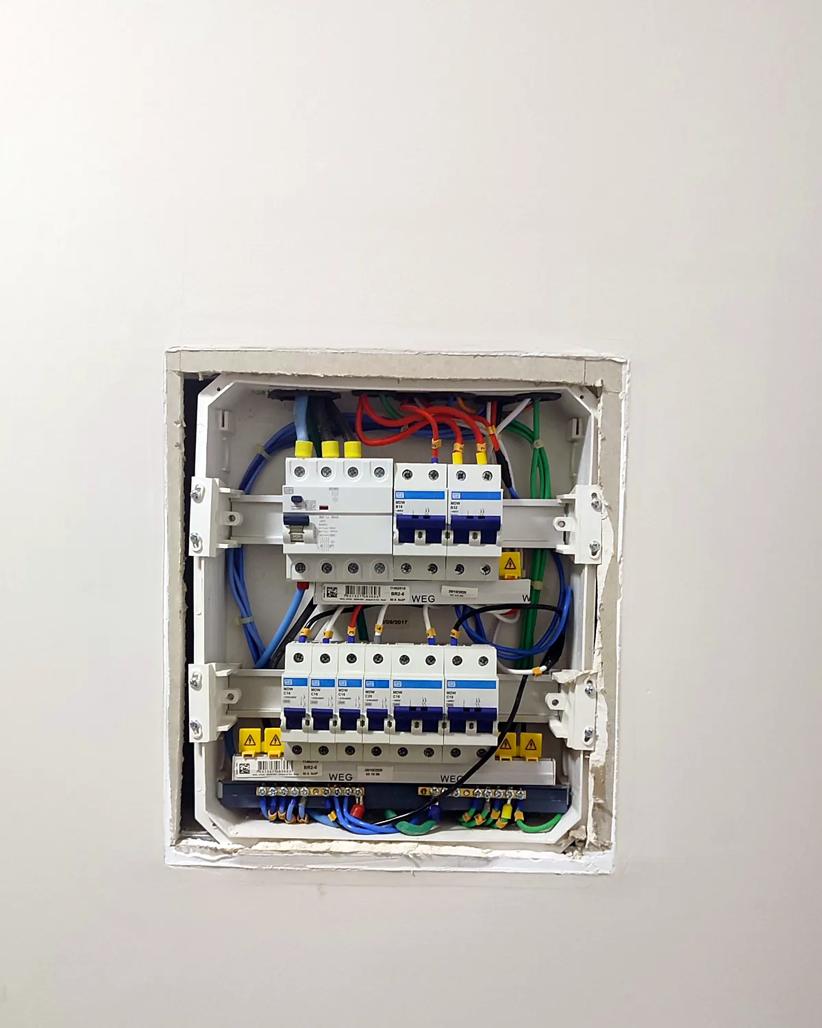 Quadro de distribuição embutido, montado e organizado