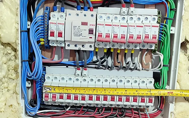 Quadro de disjuntores na Zona Norte de SP — Quadro de distribuição com disjuntores, DR e fiação organizada por cores