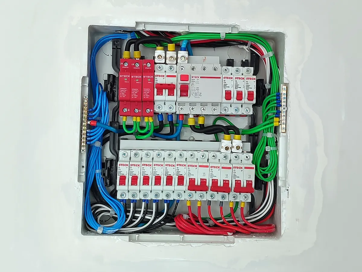 Quadro de disjuntores montado com DR, DPS e fiação organizada por cores