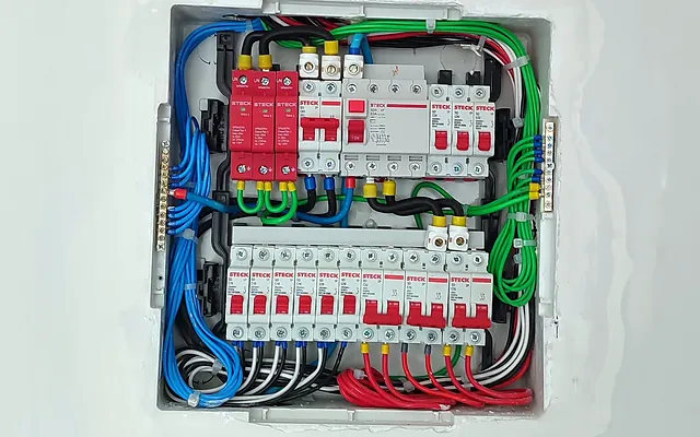 Quanto custa trocar o quadro de disjuntores? Preço 2026 — Quadro de disjuntores montado com DR, DPS e fiação organizada por cores