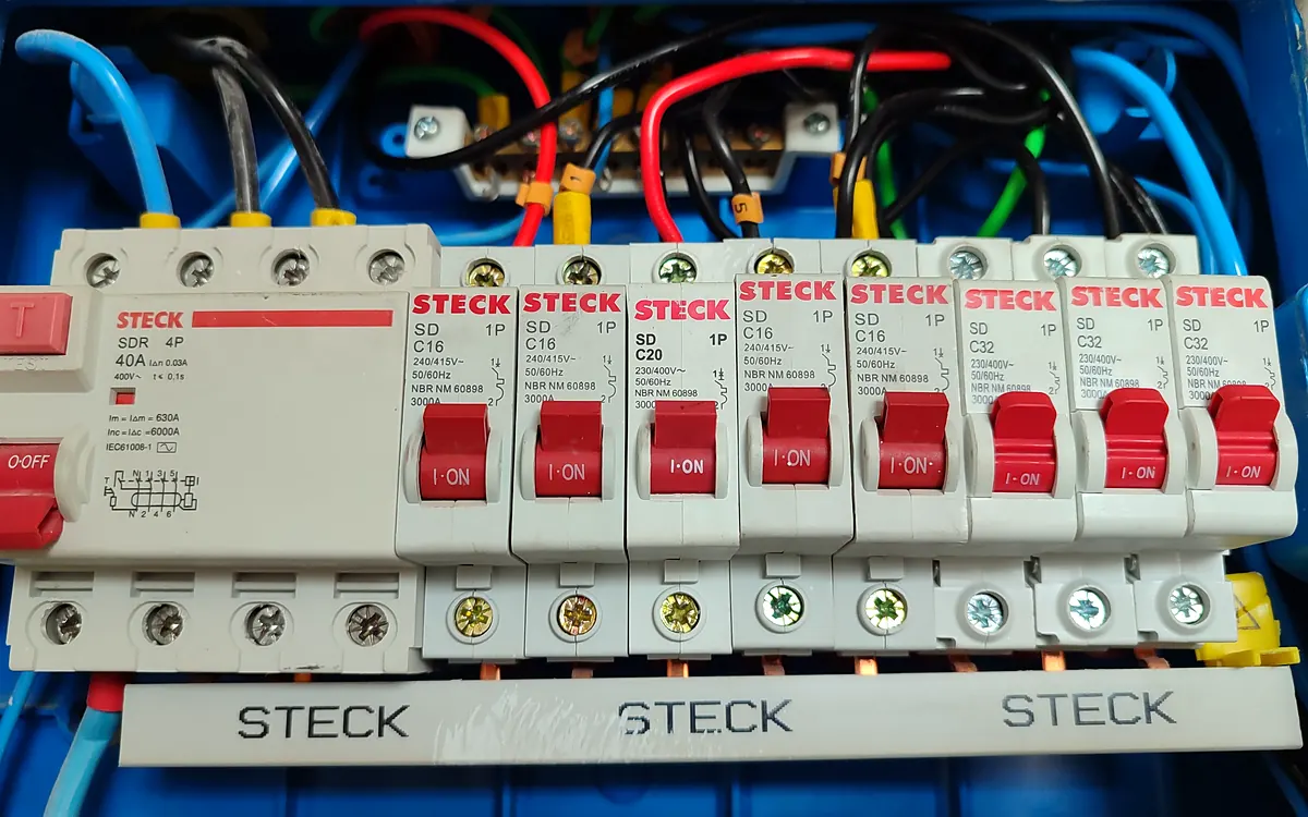 Quadro de disjuntores Steck com DR e circuitos separados