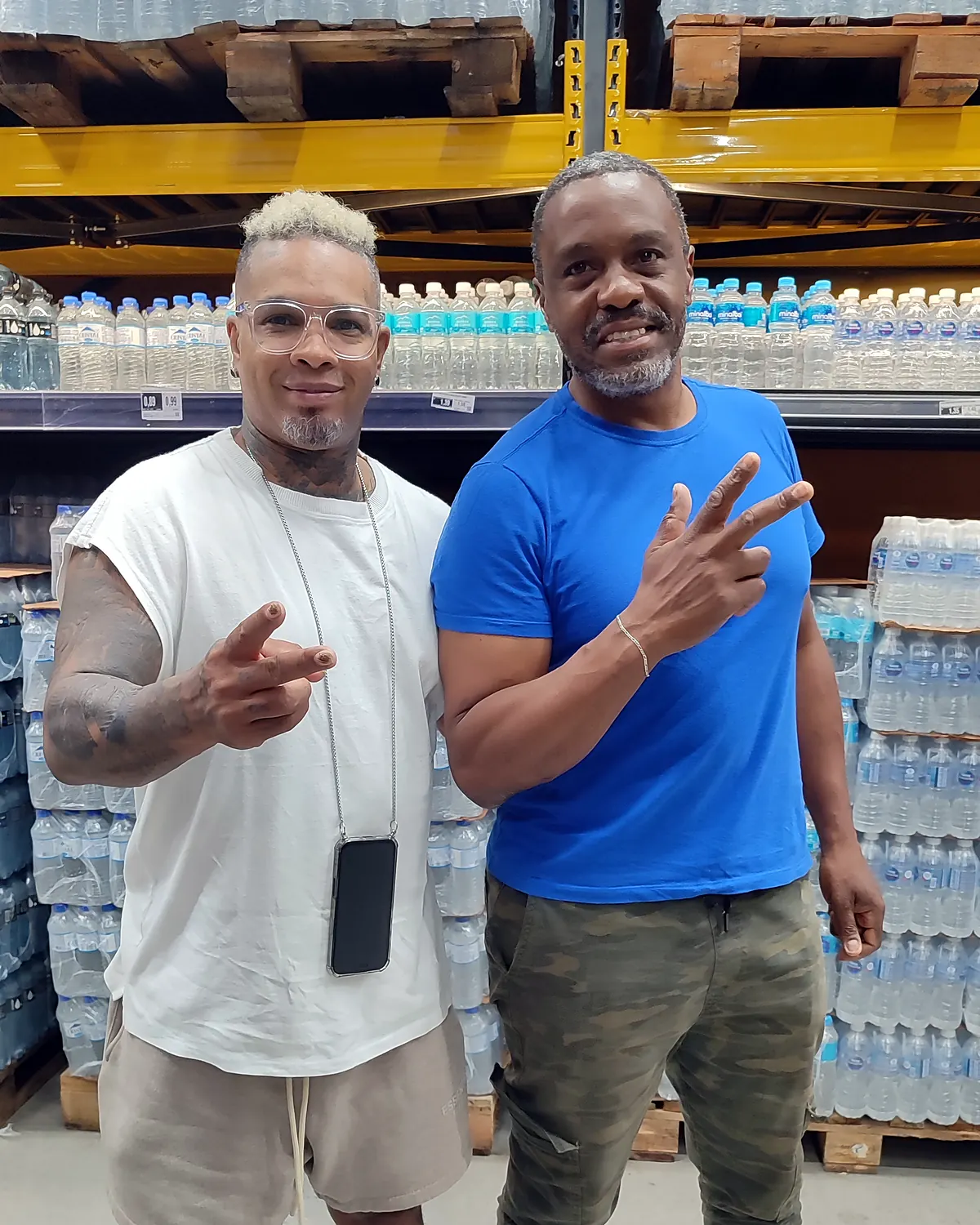 Ronaldo Américo ao lado de cliente atendido