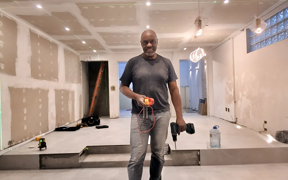 Ronaldo Américo em obra comercial durante a preparação da infraestrutura elétrica