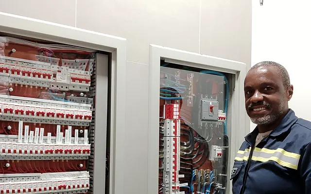 Condomínios e prédios na Zona Norte de SP — Ronaldo Américo diante de quadros de distribuição prediais