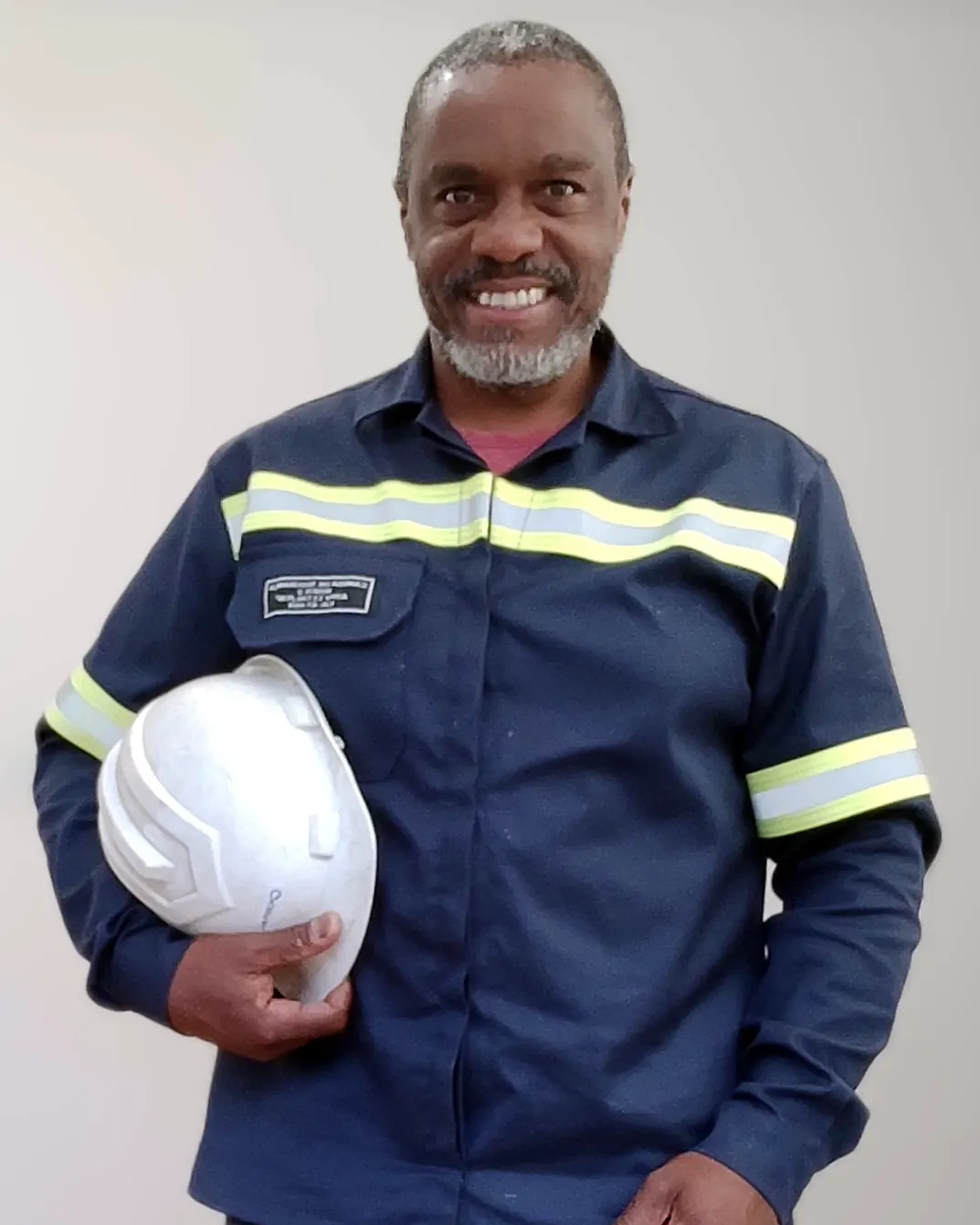Ronaldo Américo de uniforme com faixas refletivas e capacete de segurança