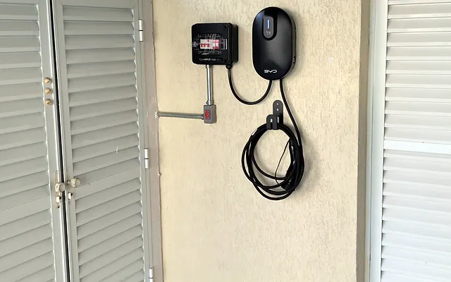 Carregador de carro elétrico na Zona Norte de SP — Wallbox e caixa de proteção instalados na garagem de uma casa